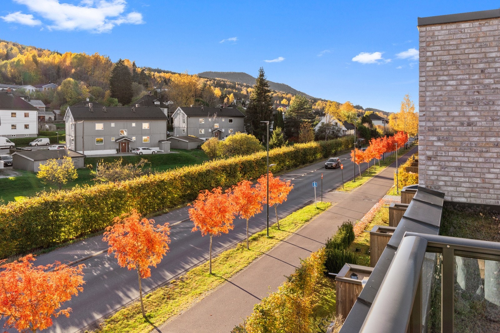 God adkomst til skoler, kjøpesenter og togstasjon via trygg gang- og sykkelvei | Professor Smiths allé er planlagt som en "miljøgate" og Sundlandsveien overtar etterhvert som hovedvei (se regulering) Galleribilde