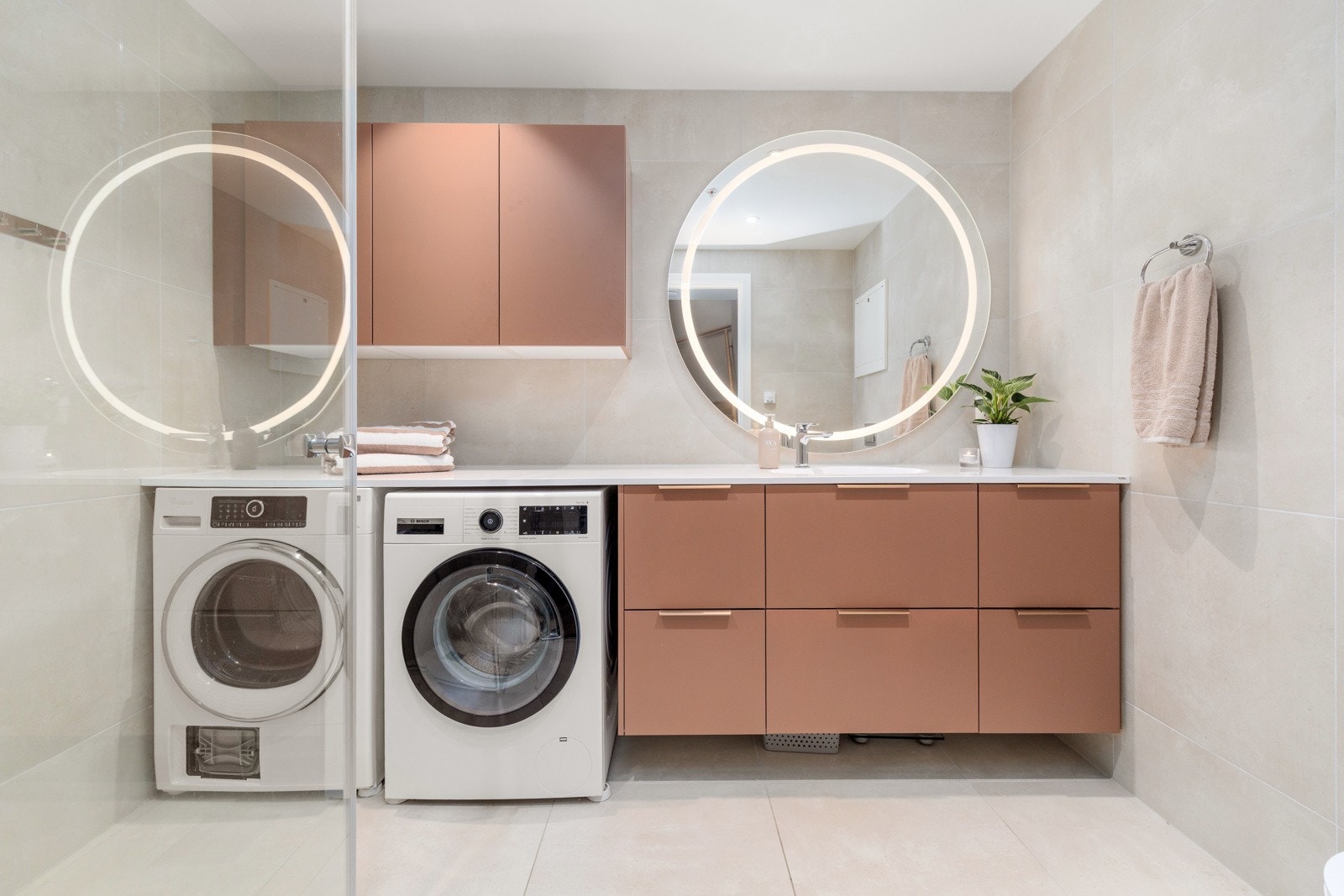 Gjennomtenkt bad. Baderomsmodellen Lilje Palett fra Sigdal med Kuma helstøpt benkeplate som strekker seg fra vegg til vegg. Galleribilde