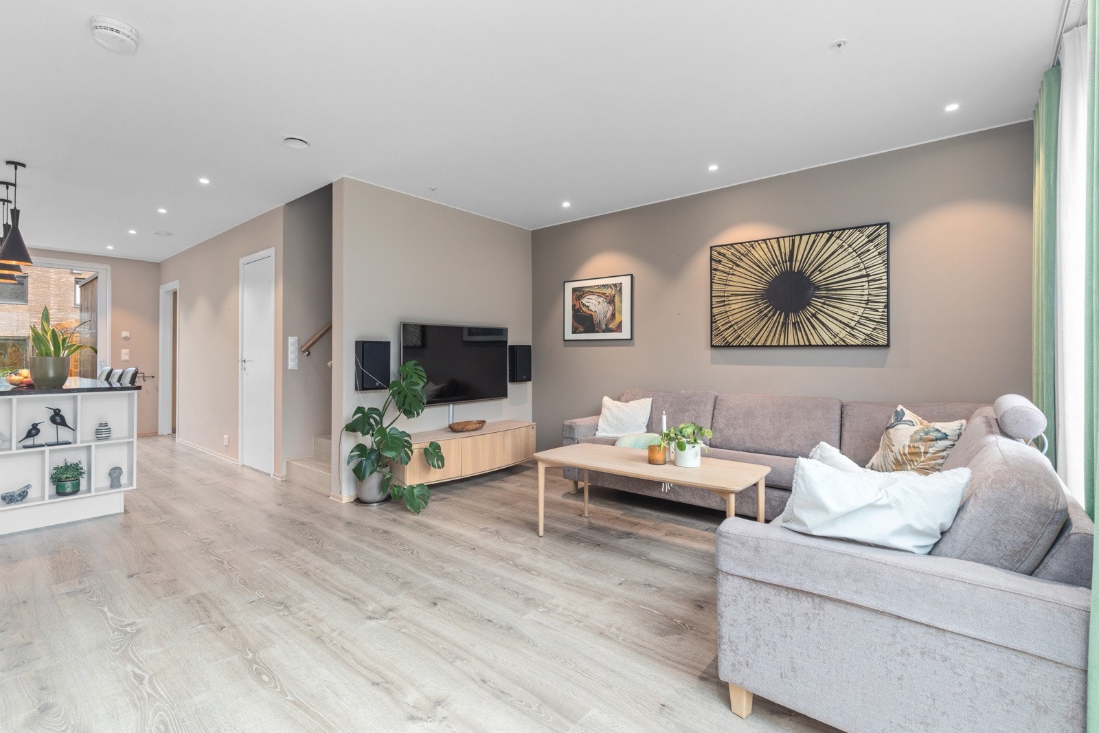 Veggen mellom stue og trappeoppgang er en tverrvegg i betong, noe som gir bedre lydgjengivelse fra vegghengte høyttalere og TV, og reduserer lyd fra TV-en opp trappeoppgangen Galleribilde