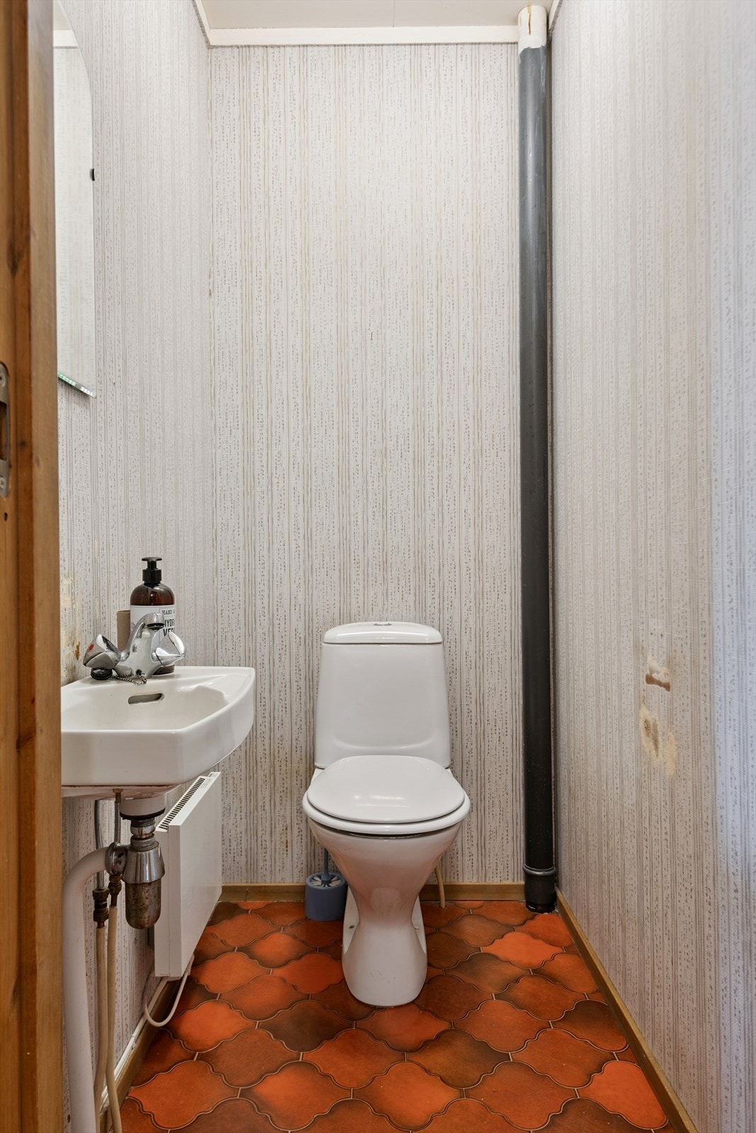 I etasjen finnes også et separat toalettrom, hvor toalettet ble skiftet i 2021. Galleribilde