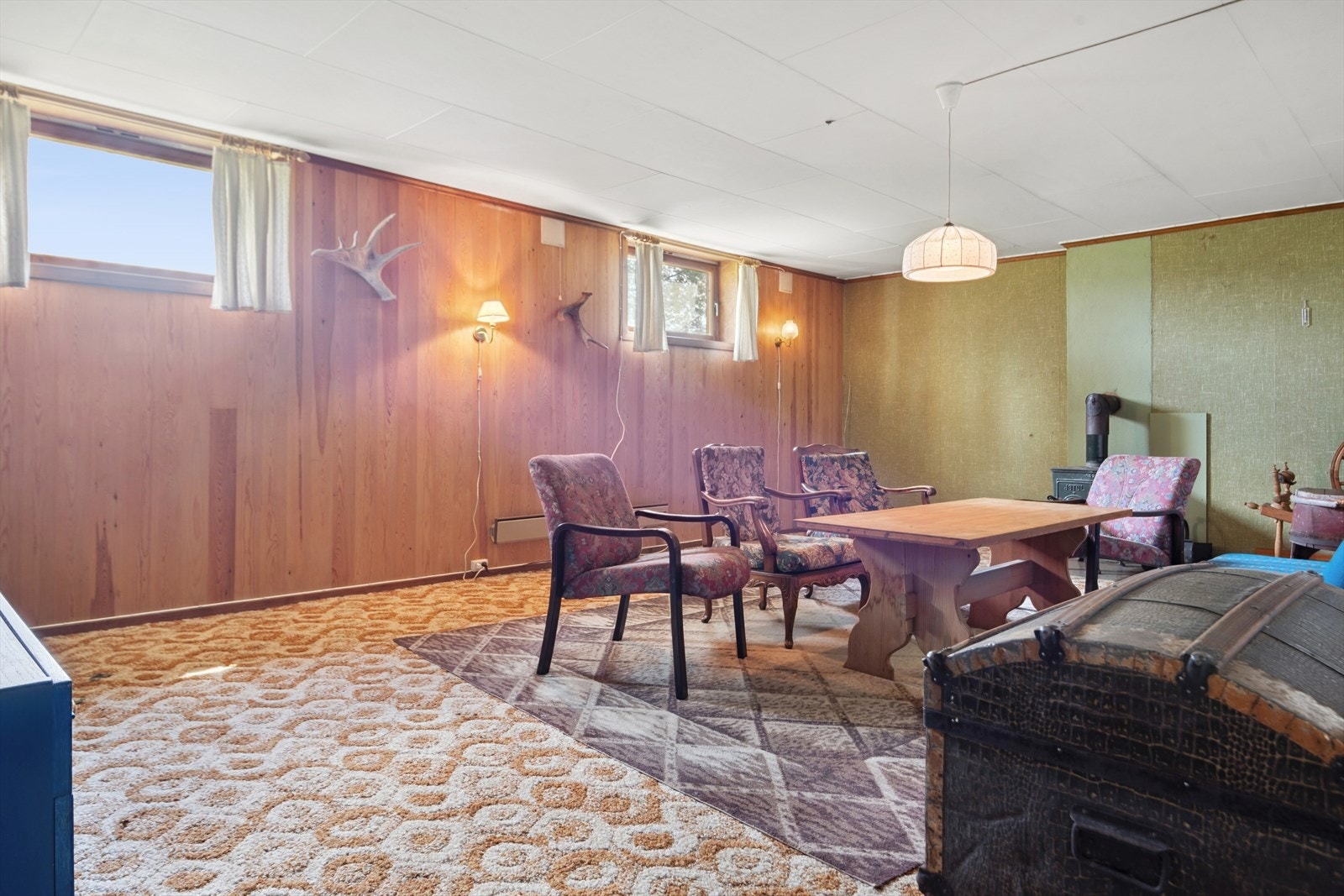 I kjeller er det et disponibelt rom med egen vedovn for ekstra varme. Rommet er ikke godkjent til varig opphold. Galleribilde