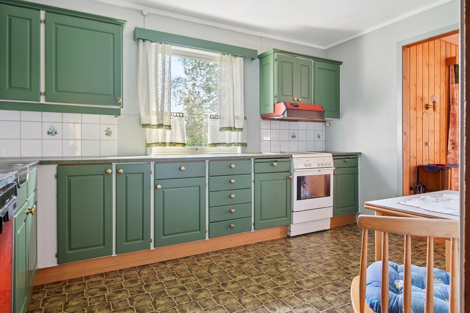 Kjøkkenet har innredning med profilerte fronter og godt med skapplass. Galleribilde