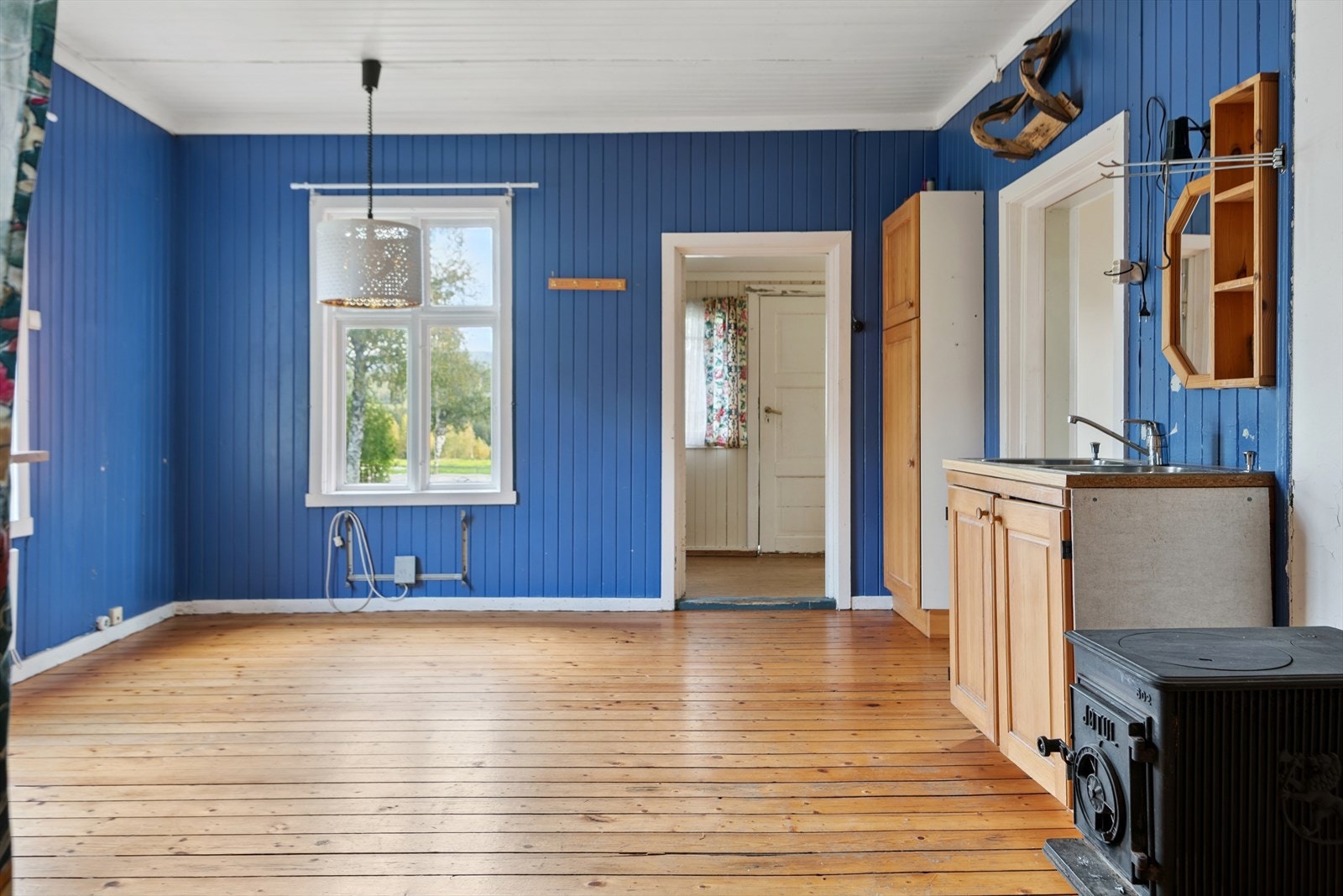 Kjøkkenet i kårboligen er utstyrt med vedovn og har tregulv. Galleribilde