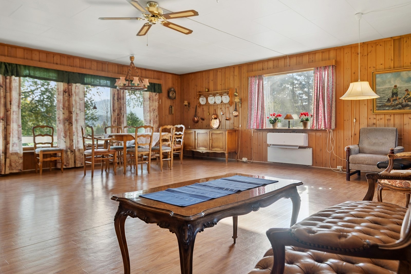 Den romslige stuen er utstyrt med en effektiv varmepumpe, installert i 2023. Galleribilde