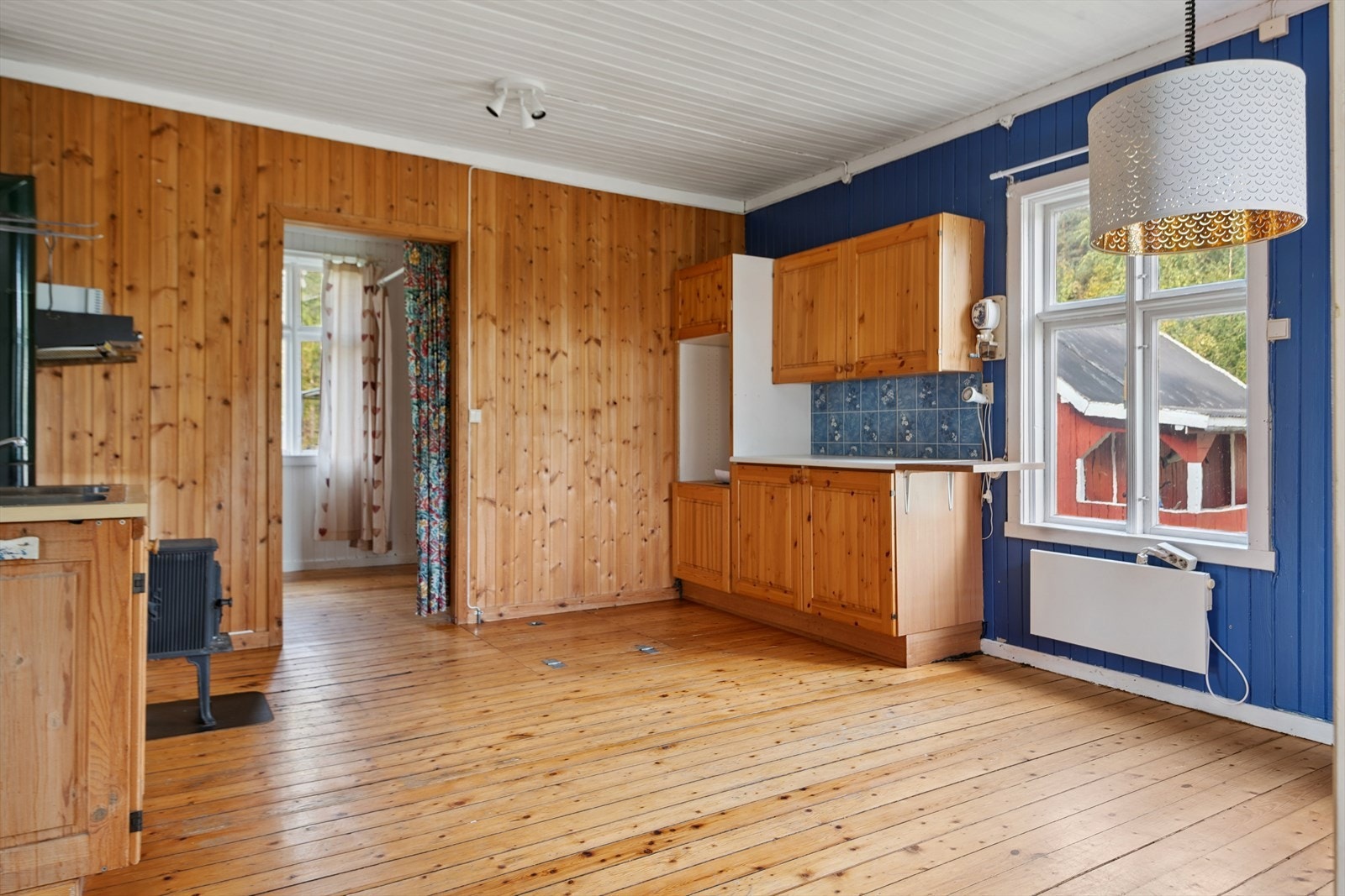 Kjøkkenet i kårboligen ligger rett ved stuen. Galleribilde