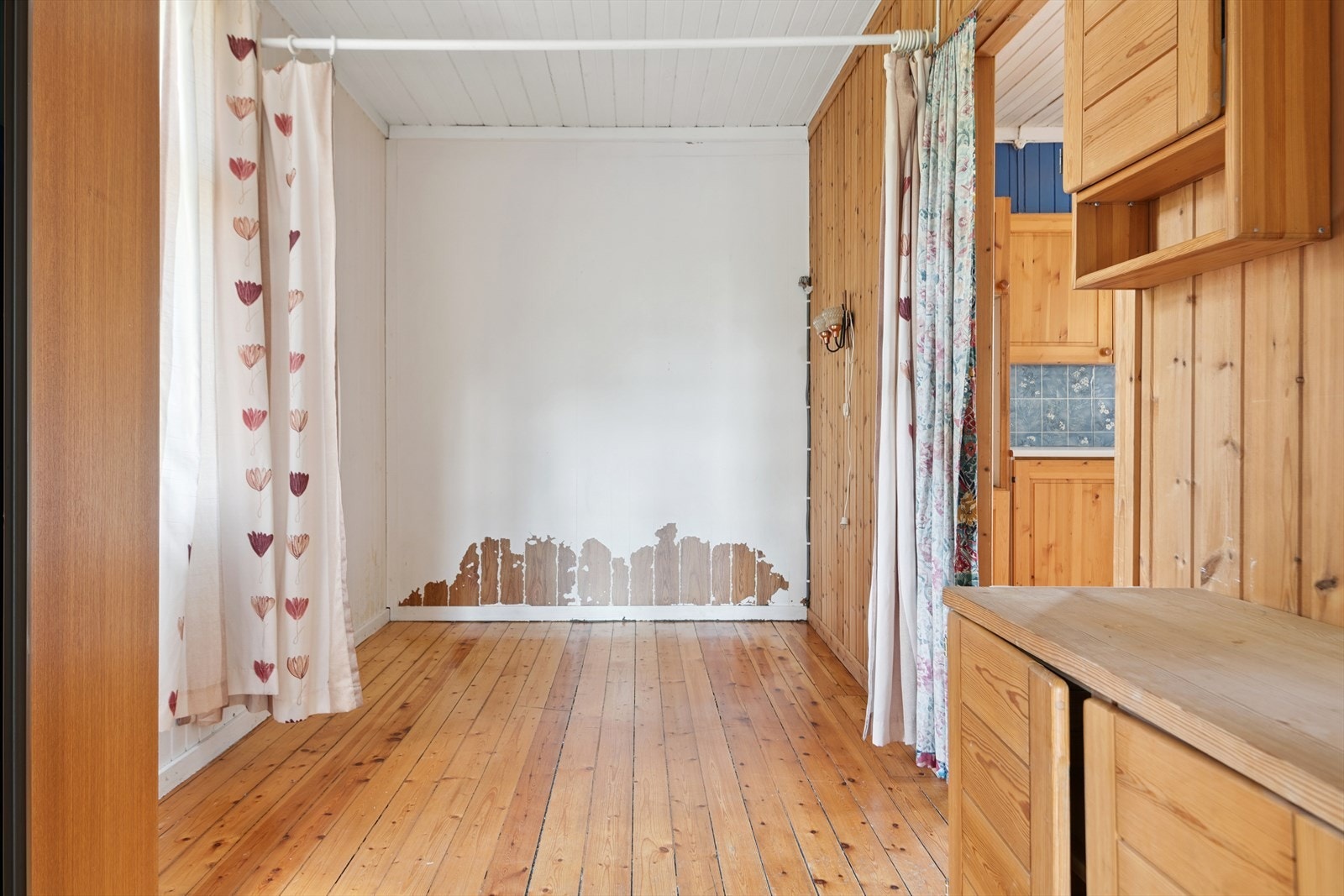 Rommene i kårboligen har originale tregulv og panelvegger. Galleribilde