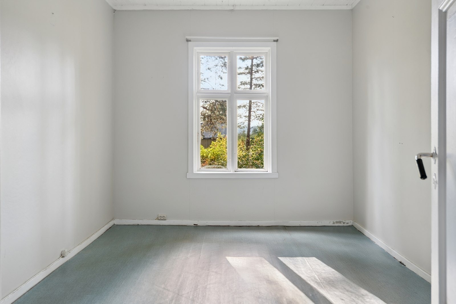 Det andre soverommet i kårboligen har plass til seng og oppbevaring. Galleribilde