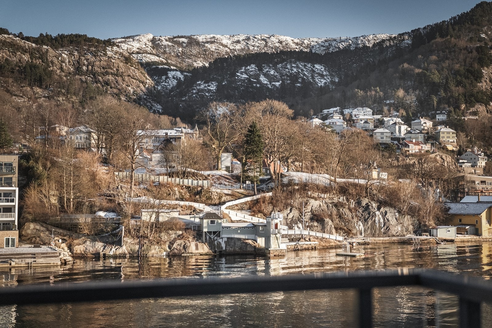 Gamle Bergen og Sandviken Sjøbad som nærmeste nabo. Galleribilde