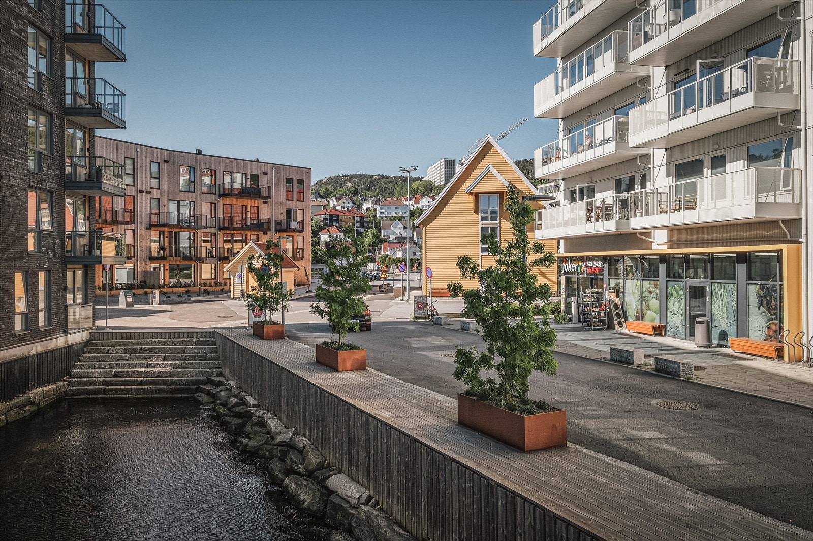 Fast garasjeplass medfølger handelen, i tillegg har du egen ekstern bod og felles sykkelbod. Galleribilde