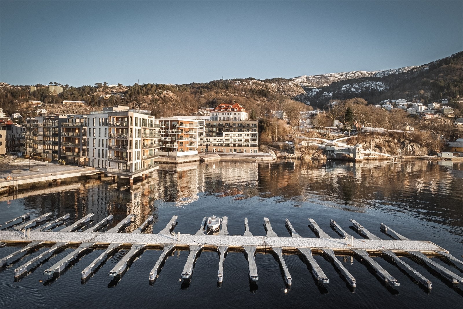 Båtplass på kjøpet, like utenfor leiligheten. Bredde 250 cm. Galleribilde