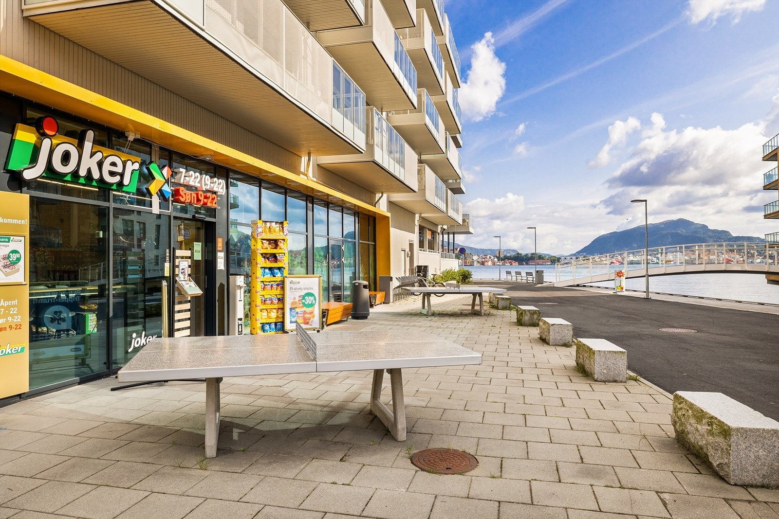 Et steinkast unna leiligheten finner du Joker Nyhavn, søndagsåpen matbutikk. Galleribilde