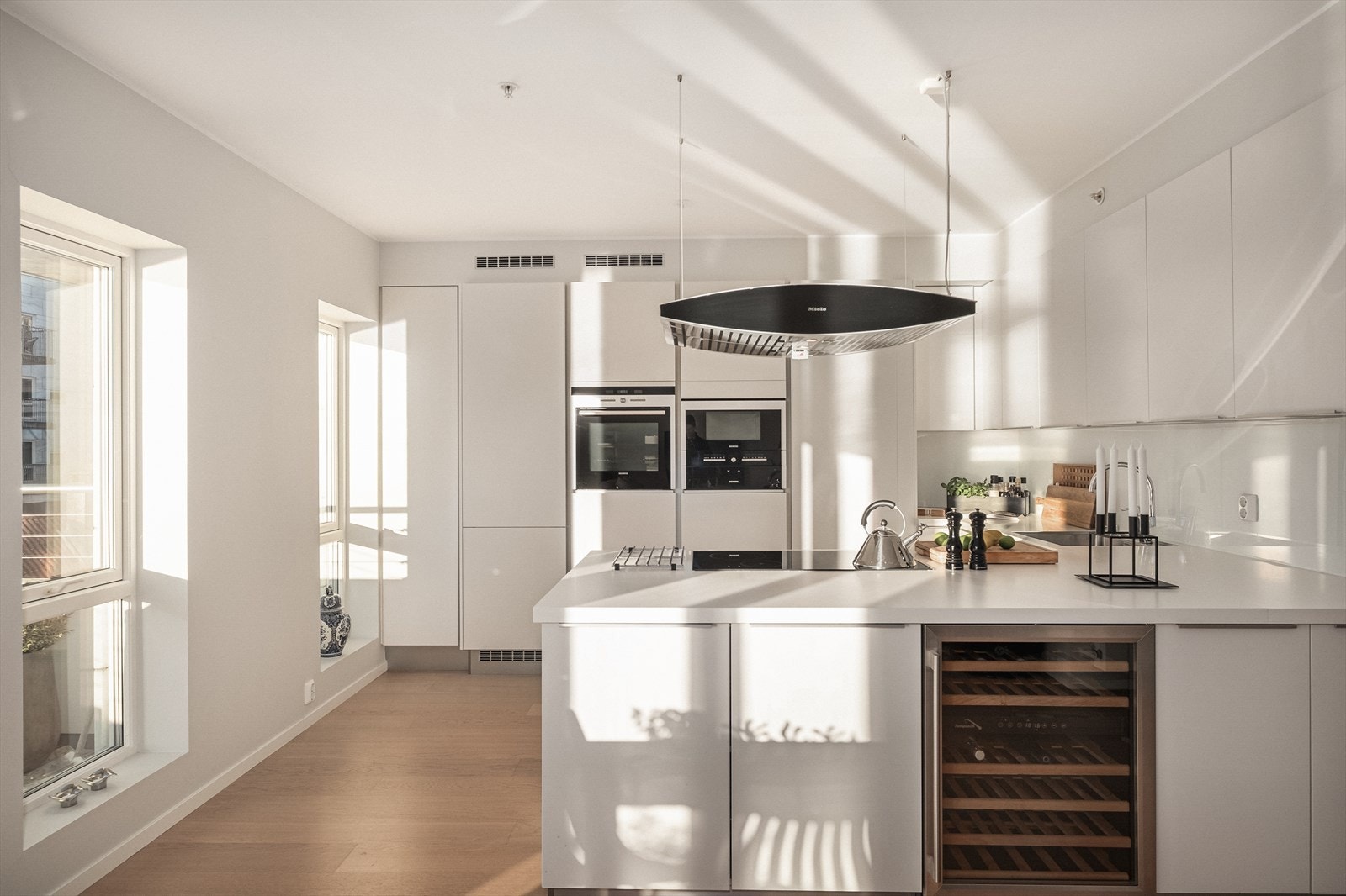 Stilrent og lekkert HTH kjøkken i tidløs hvit utførelse. Galleribilde