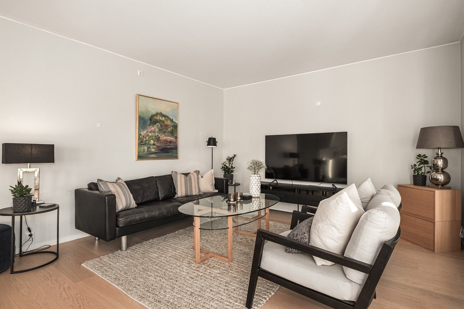 Moderne overflater med lite brukslitasje. Listefrie overganger mellom tak og vegg. Nymalte vegger i alle rom, unntatt bad. Galleribilde