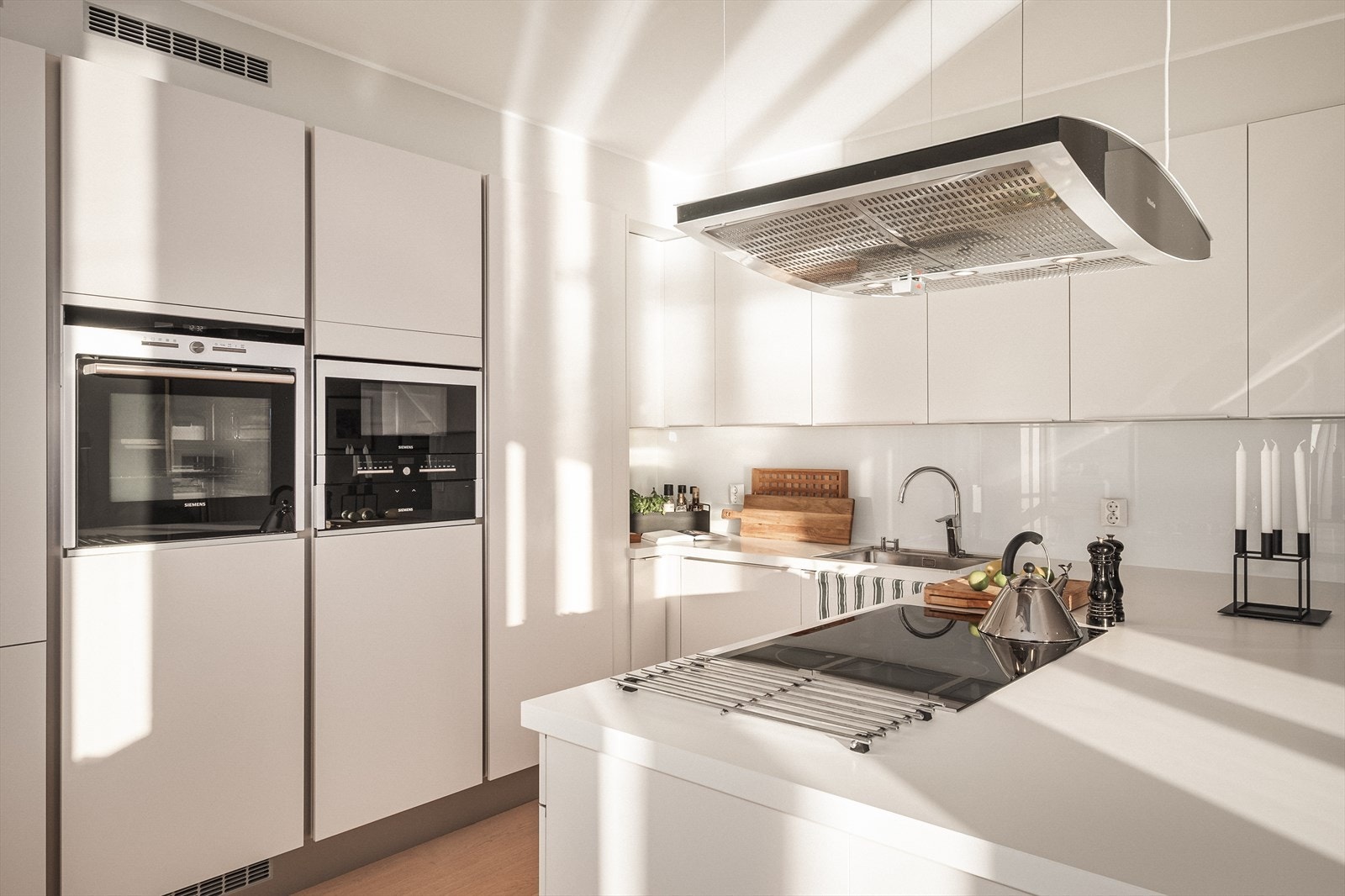 Innholdsrikt kjøkken med integrerte hvitevarer fra Siemens. Galleribilde