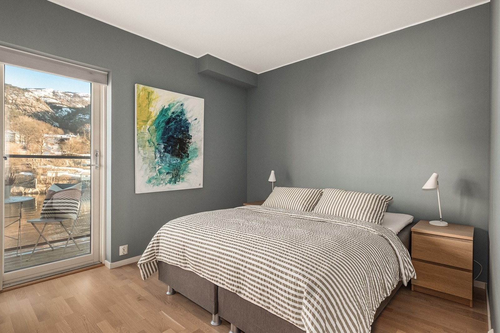 Soverom #2 har egen balkong med nydelig utsikt og morgensol. Galleribilde