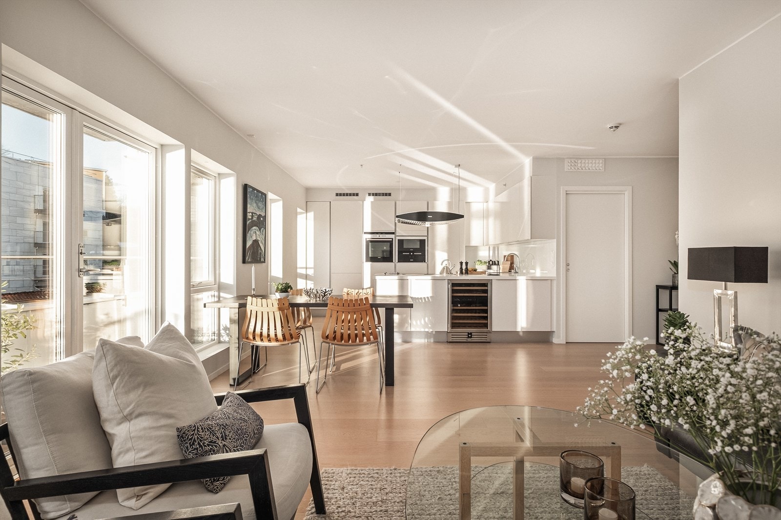 Store vindusflater sikrer godt med naturlig lysinnslipp. Galleribilde