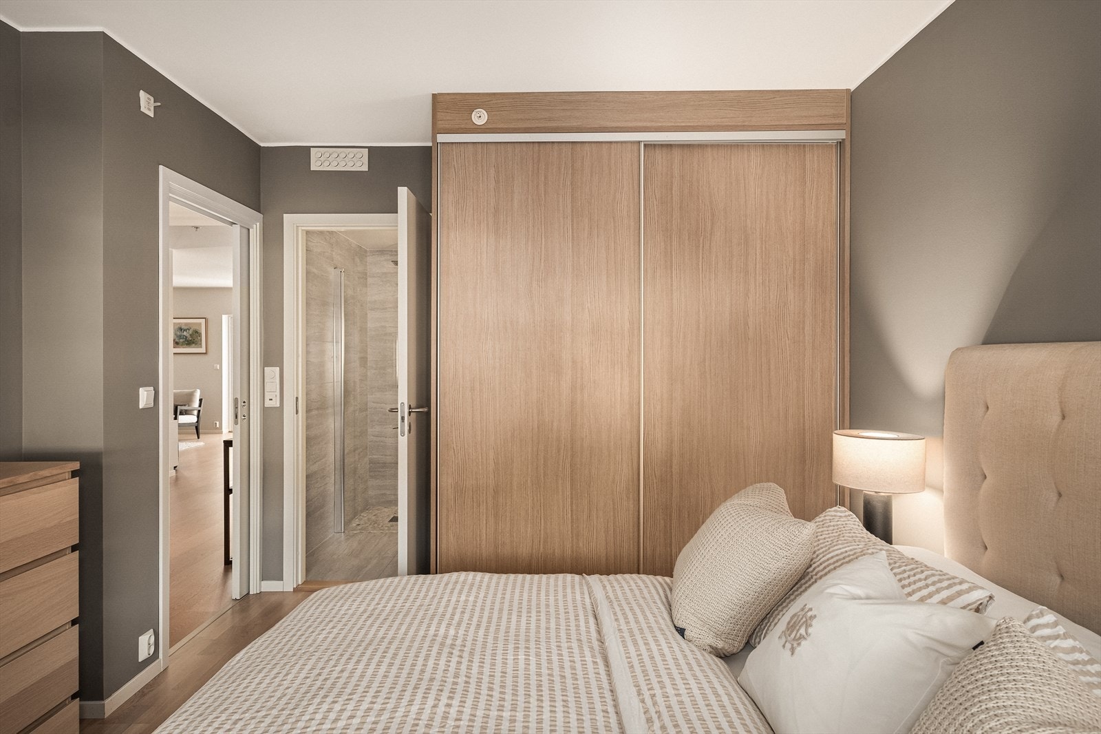 Soverom #1. Hovedsoverom med eget bad og romslig skyvedørsgarderobe. Galleribilde