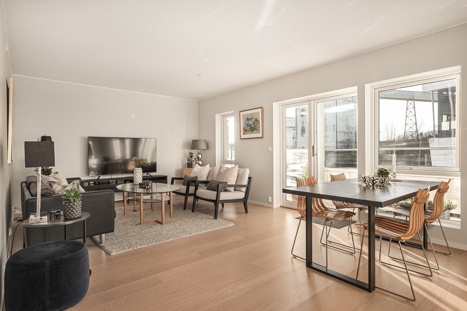 Lys og luftig stue med god plass til sofagruppe og spisebord. Galleribilde