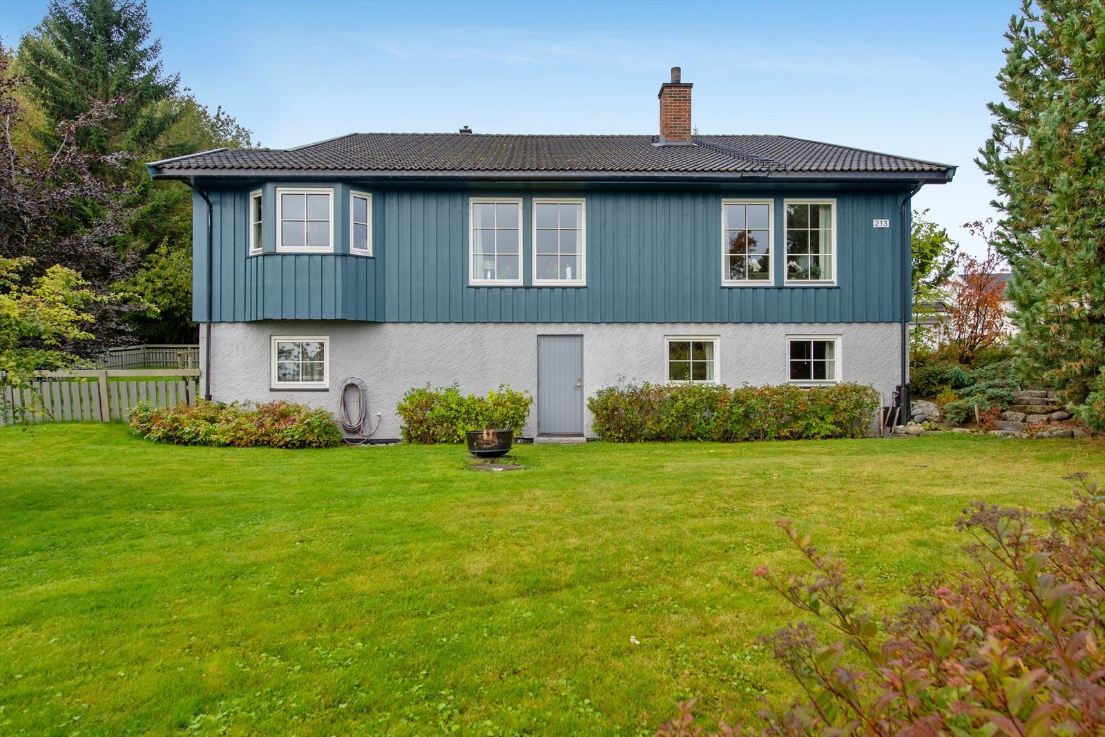 Tomten er pent opparbeidet med plen og beplantning, og gir god plass til uteaktiviteter. Galleribilde