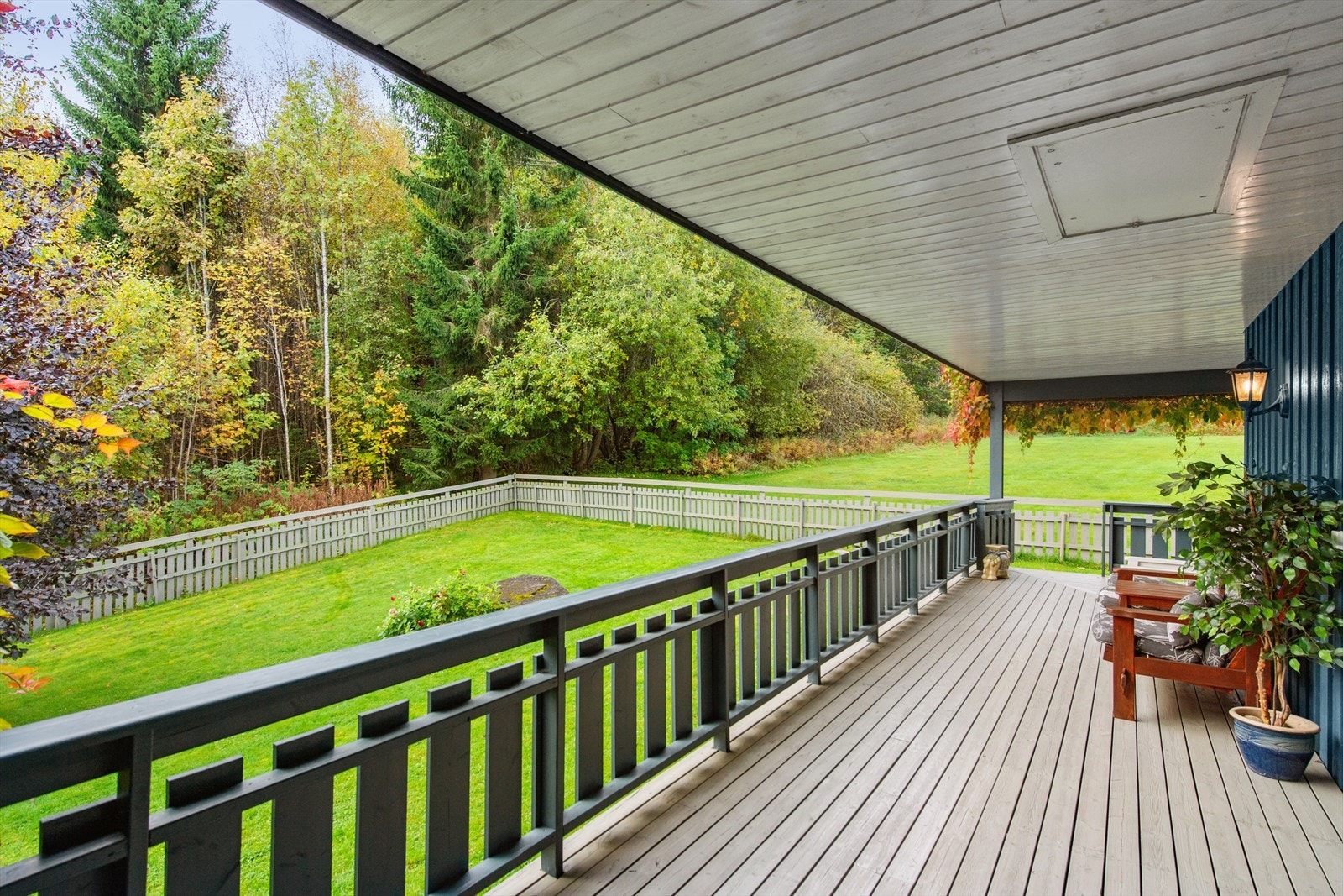 Trivelig veranda med takoverbygg - et perfekt sted å nyte varme sommerdager. Galleribilde
