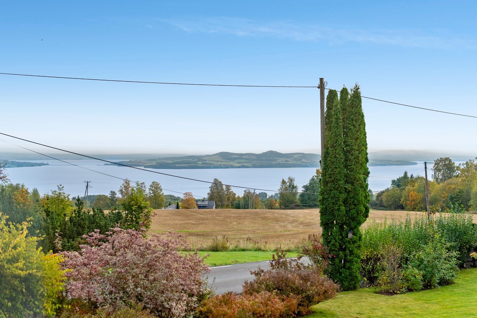 Fra eiendommen er det flott utsikt mot Mjøsa og omkringliggende områder Galleribilde