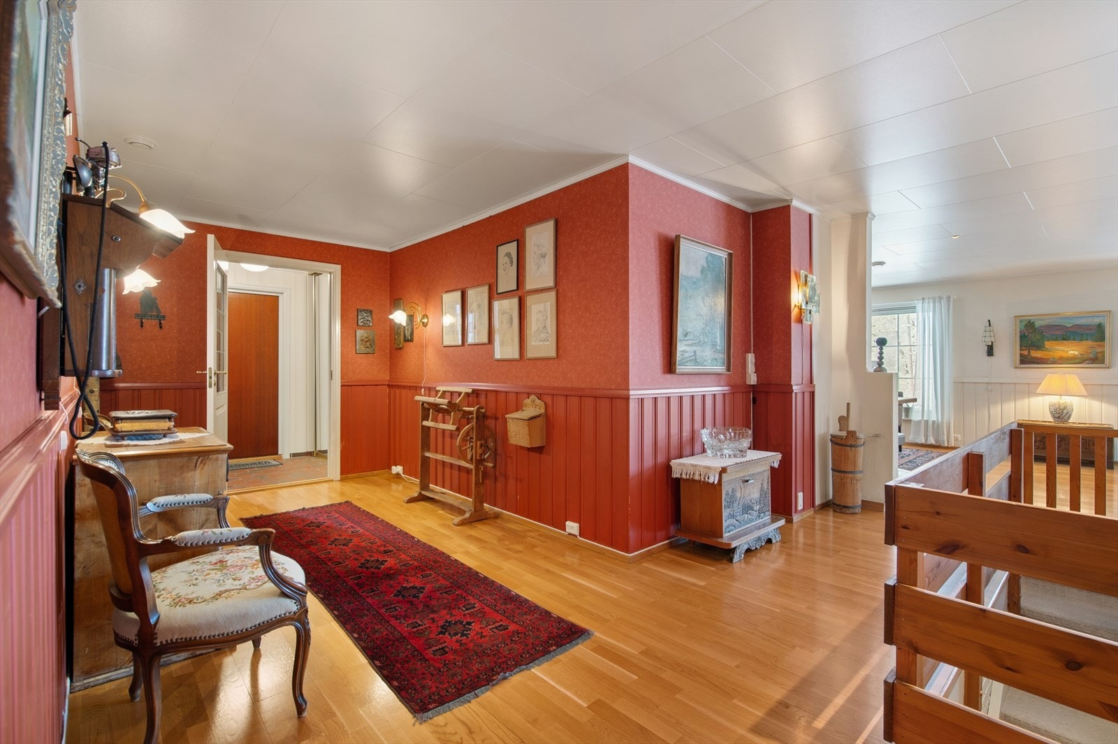 Entré og gang ønsker deg velkommen med gode muligheter for å henge fra seg yttertøy og sette fra seg sko. Galleribilde