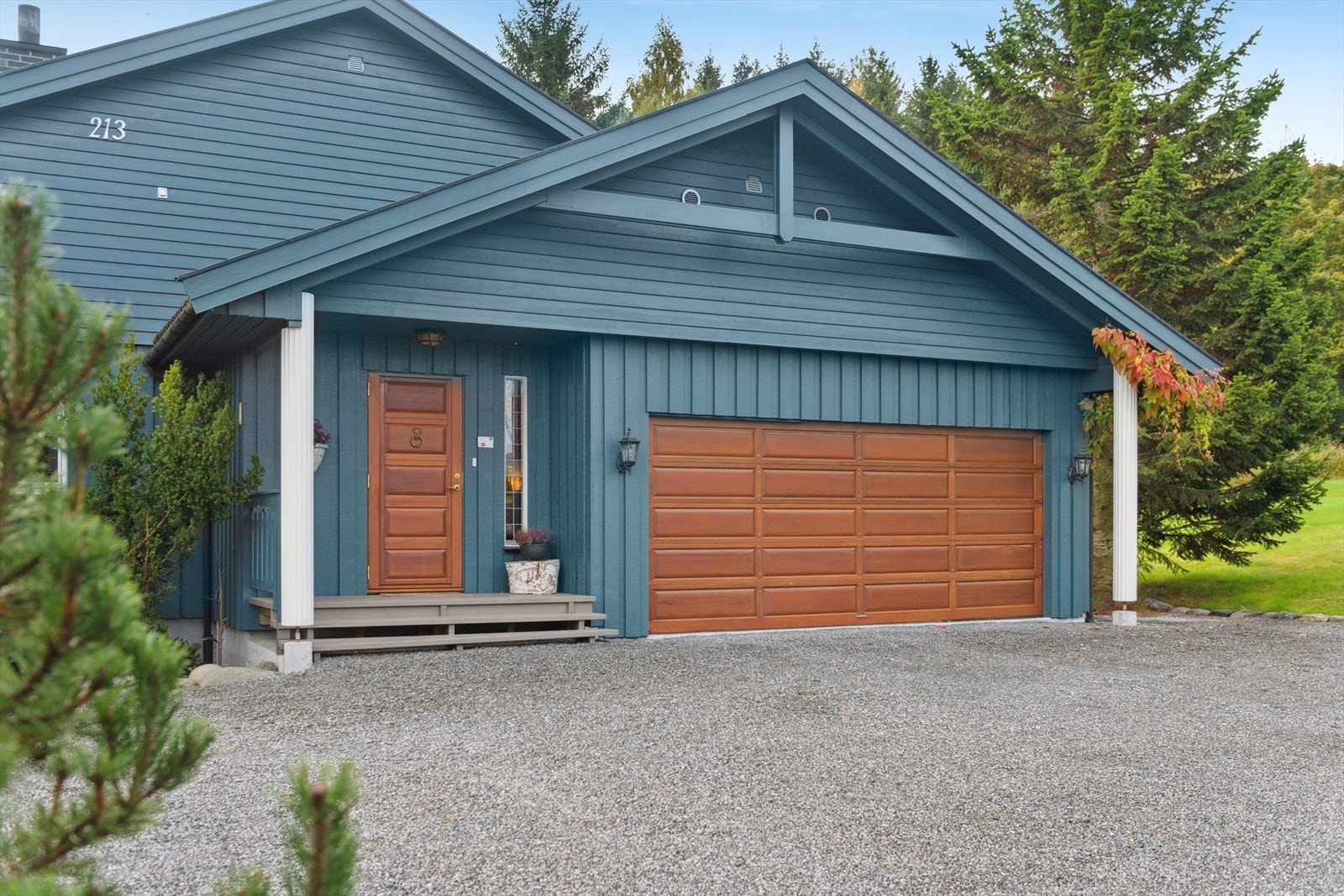 Det er garasje og biloppstillingsplass på eiendommen. Galleribilde