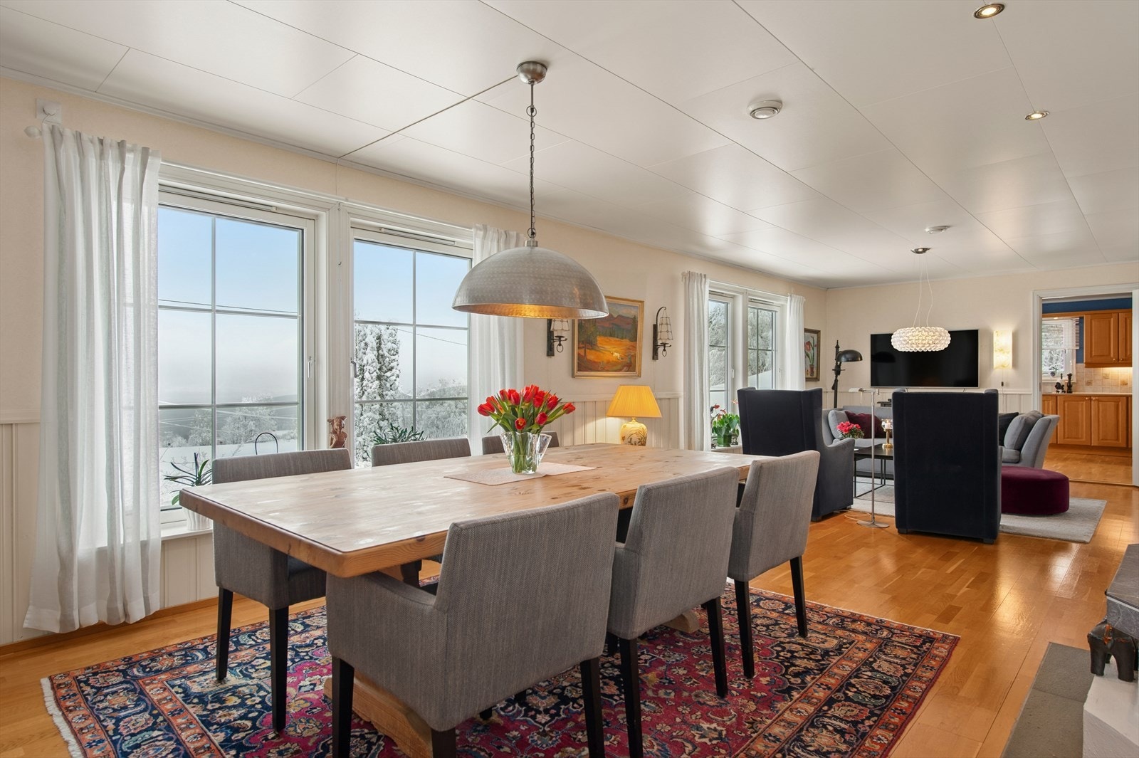 De store vindusflatene slipper inn rikelig dagslys og skaper en lys og luftig romfølelse. Galleribilde