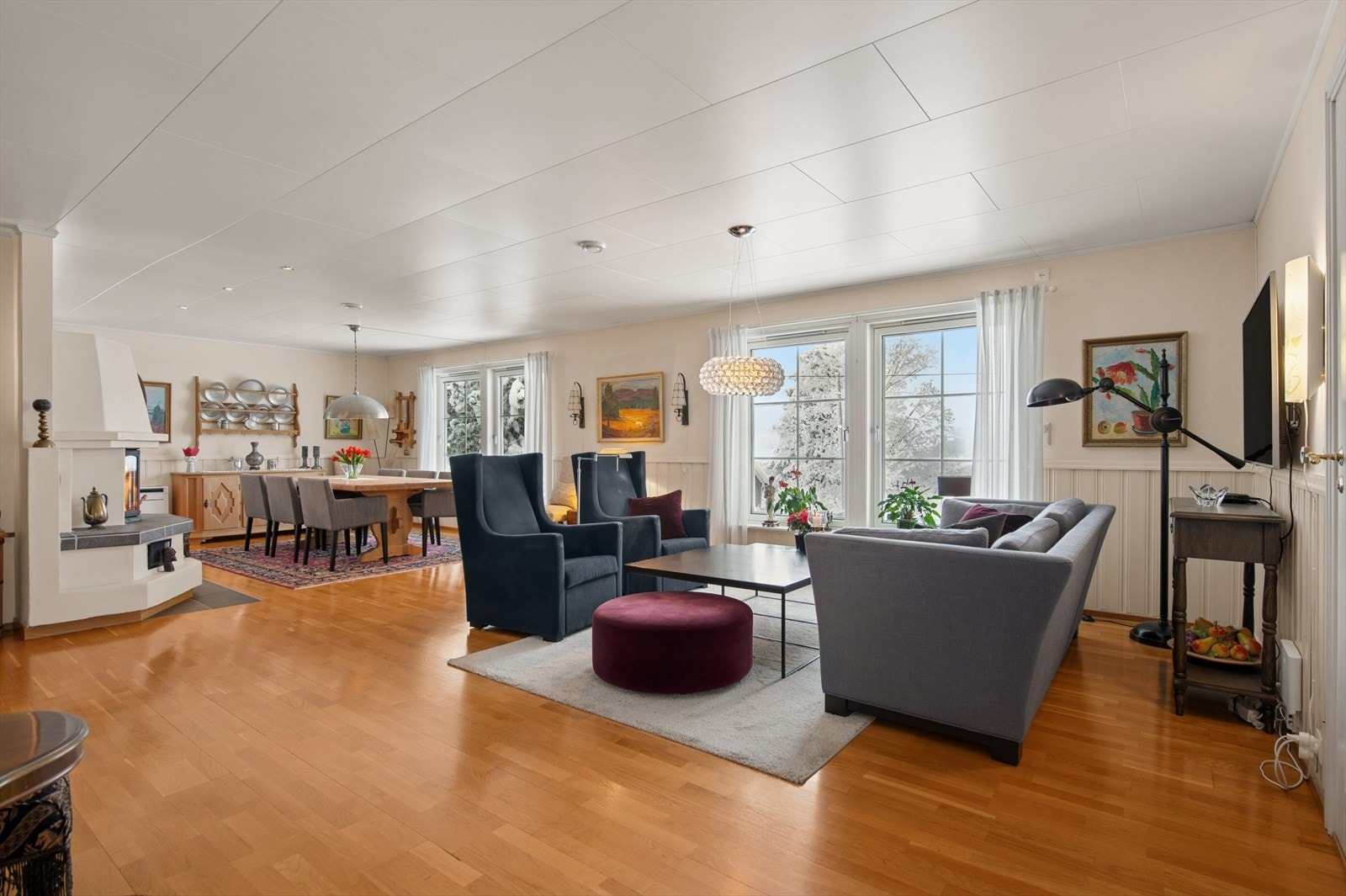 Boligen går over to plan, hhv. hovedetasje og kjeller. Galleribilde