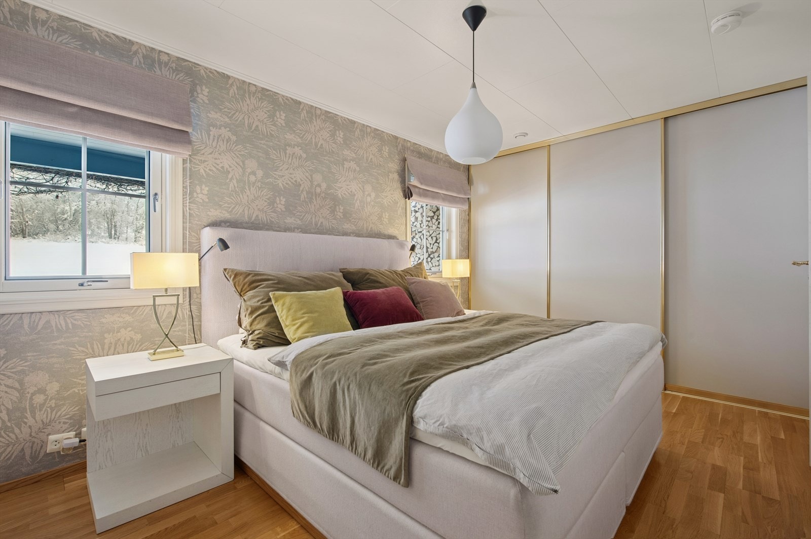 Skyvedørsgarderober på hovedsoverommet sørger for praktisk og effektiv oppbevaring. Galleribilde