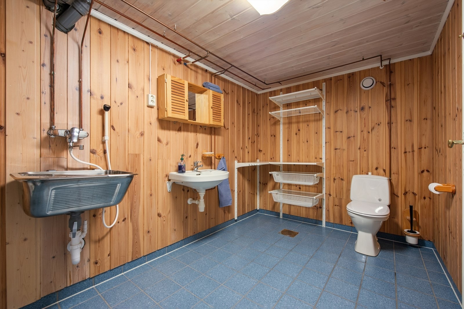 Vaskerommet ligger i kjelleren og har flislagt gulv. Vegger og himling er kledd med panel. Galleribilde
