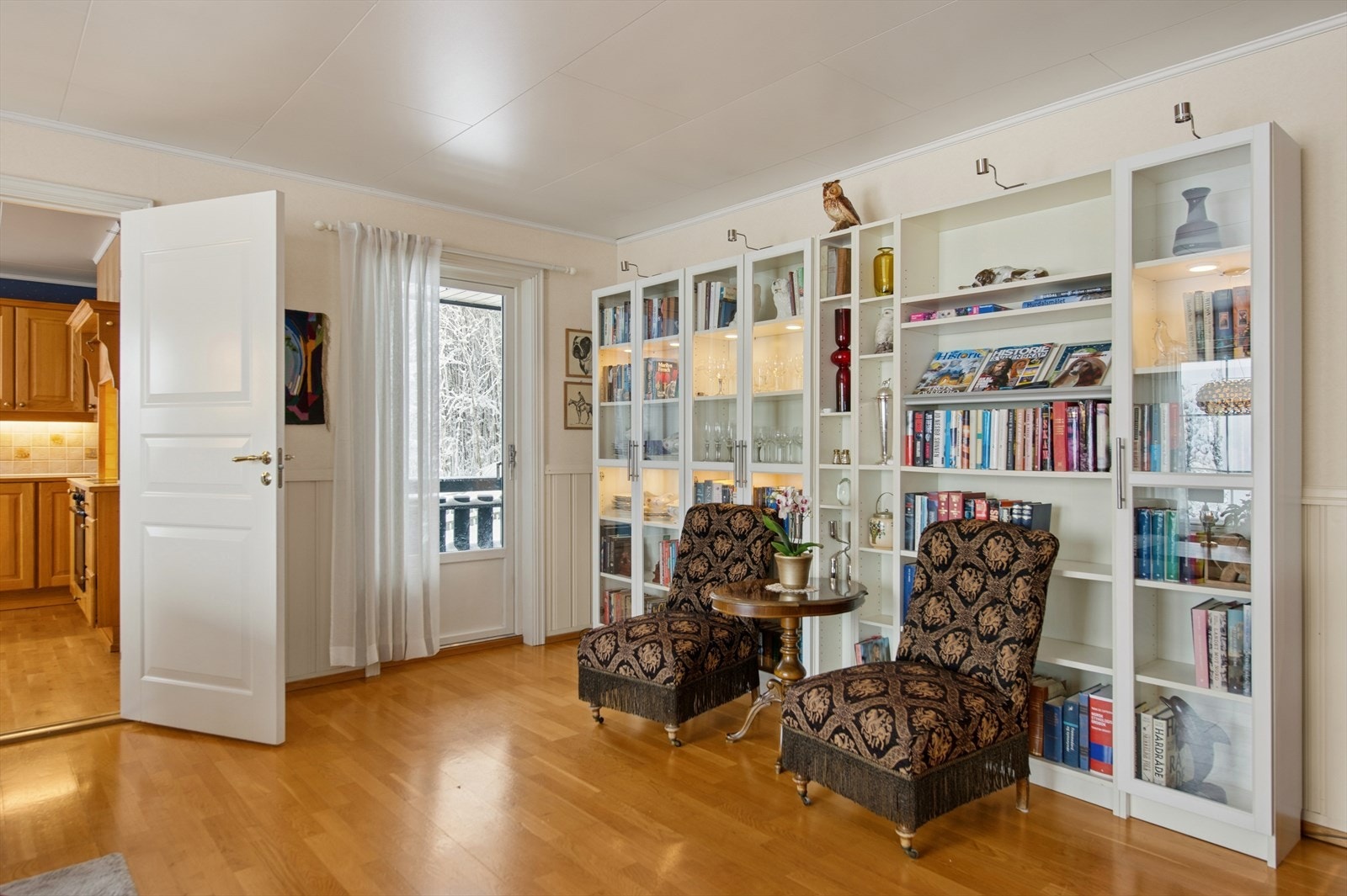 Fra stuen er det utgang til en stor veranda. Galleribilde