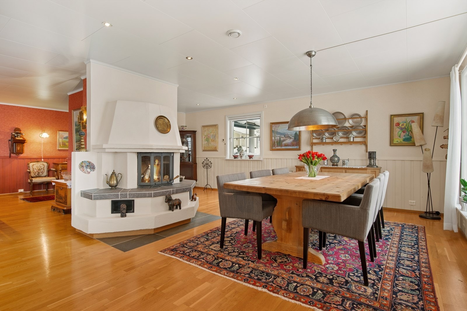 Stuen er utstyrt med både peisinnsats og luft-til-luft-varmepumpe, noe som gir fleksibel og effektiv oppvarming. Galleribilde