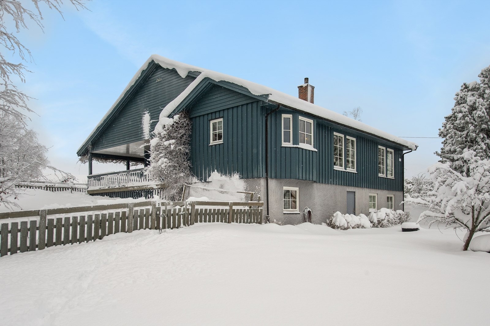 Boligen ble opprinnelig oppført i 1969 og senere tilbygget i 1997. Galleribilde