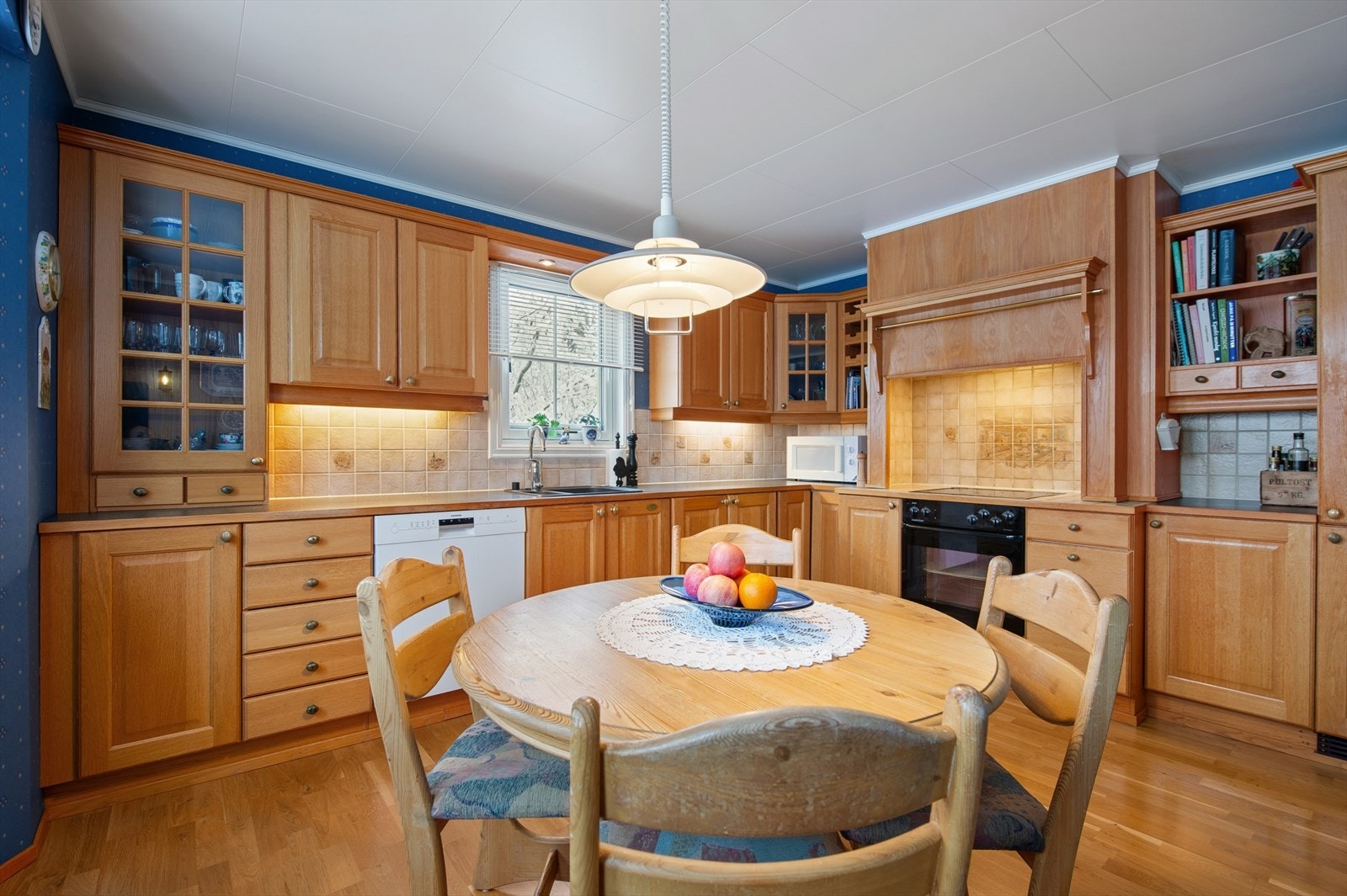 Kjøkkenet fra 1997 har profilerte fronter på både under- og overskap. Enkelte overskap har glassfronter som gir et lett og dekorativt uttrykk. Galleribilde