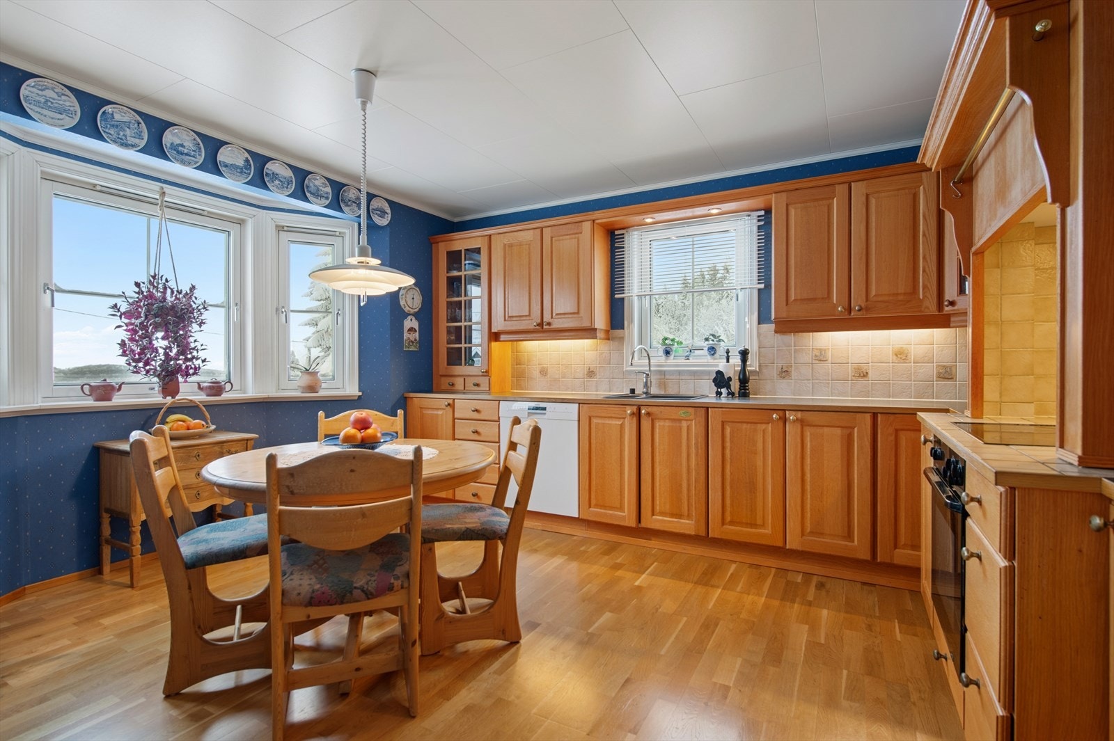 Kjøkkenet ligger adskilt i eget rom og byr på rikelig med både skap- og benkeplass, samt plass til et hyggelig frokostbord. Galleribilde