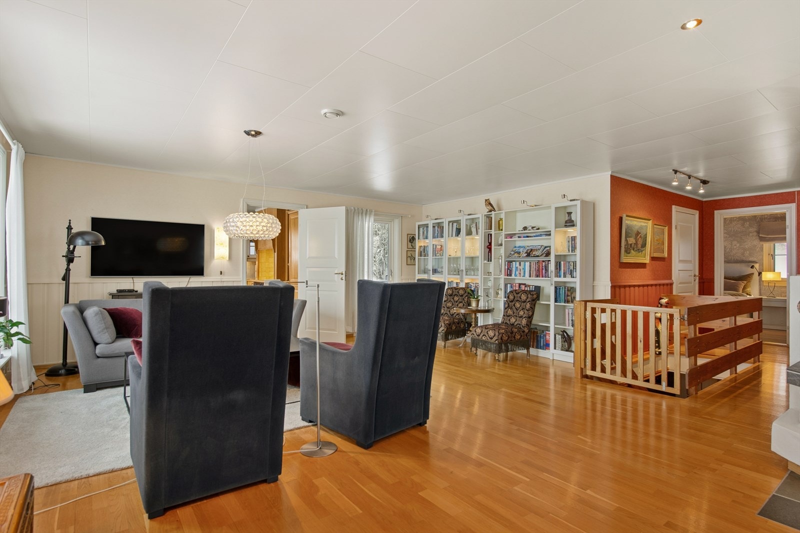 Det er god plass til både en stor sofagruppe, og spisestue Galleribilde