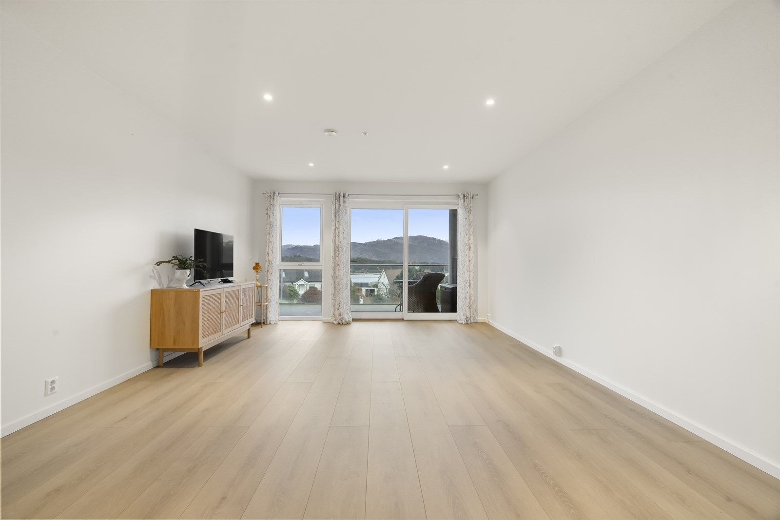 Ei stor og luftig stove med nydeleg utsikt Galleribilde