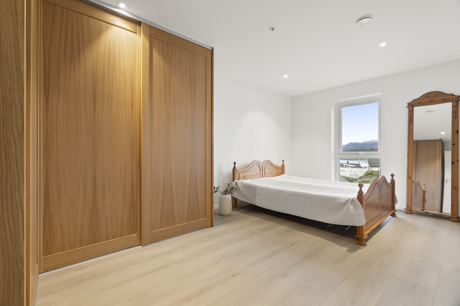 Hovedsoverommet er på 15,7m². Innreda med påkosta og lekre skyvedører i eik. Galleribilde