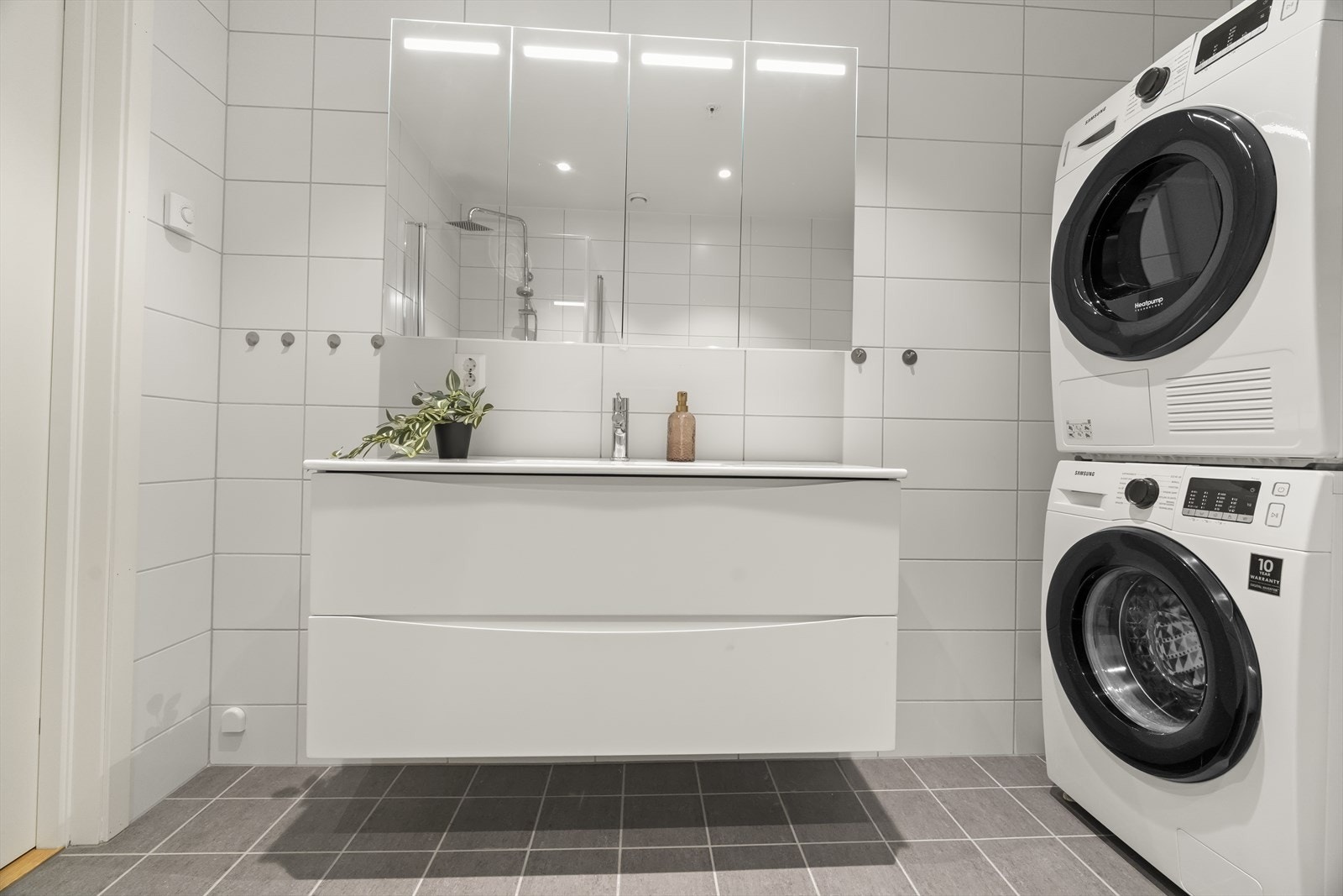 Eit stort bad/ vaskerom Galleribilde