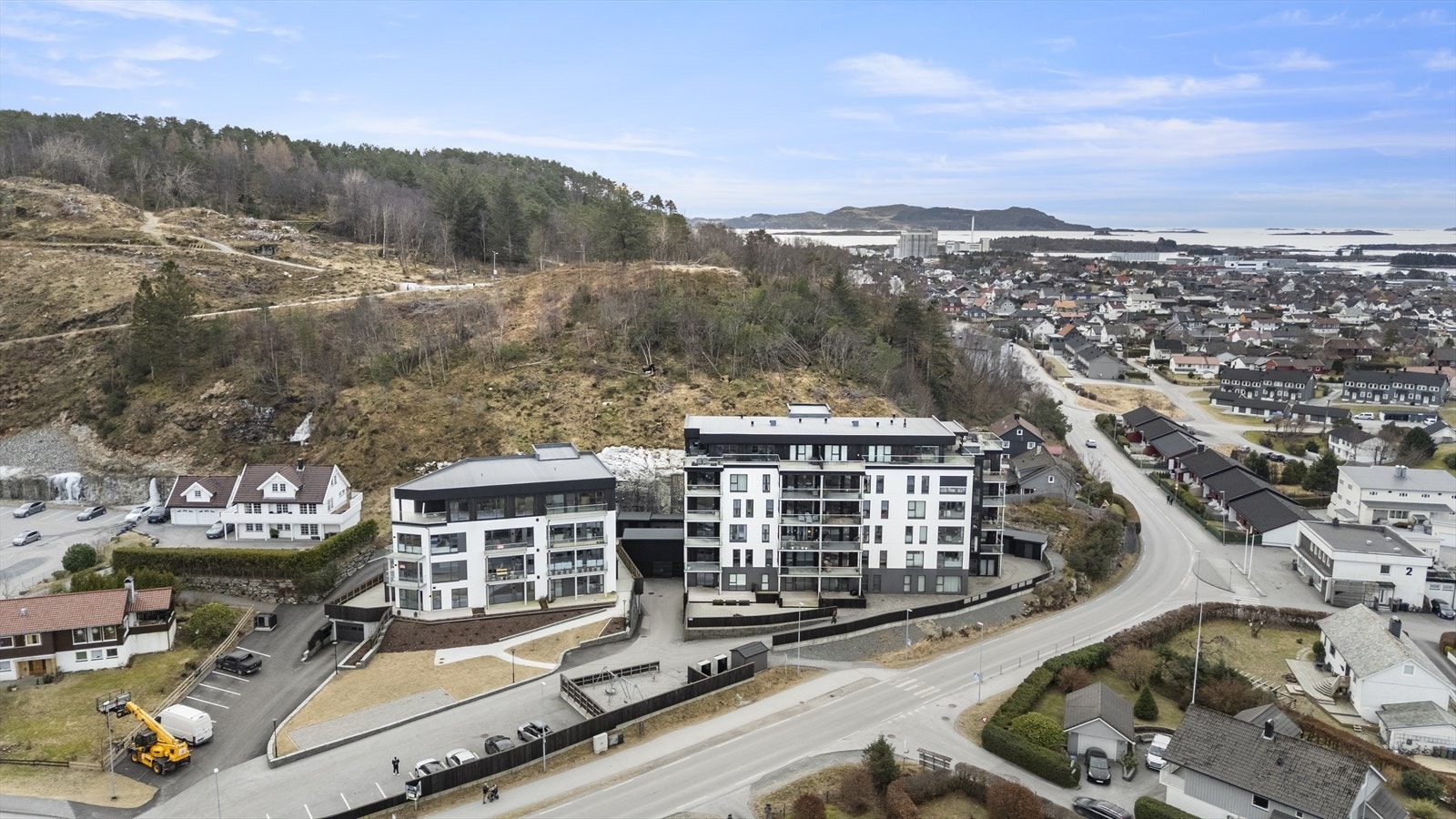 God parkeringsplass til gjester og leikeplass Galleribilde