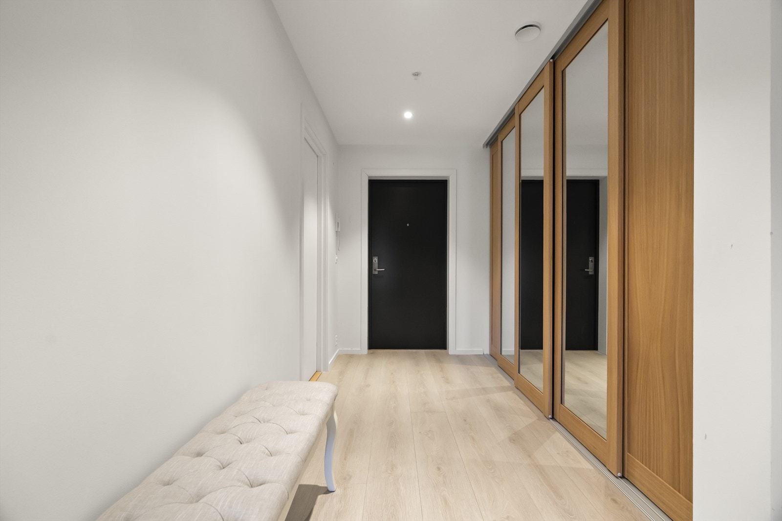 Gangen har også ein god løysning med store skyvedører i eik og bra oppbevaringssystem Galleribilde