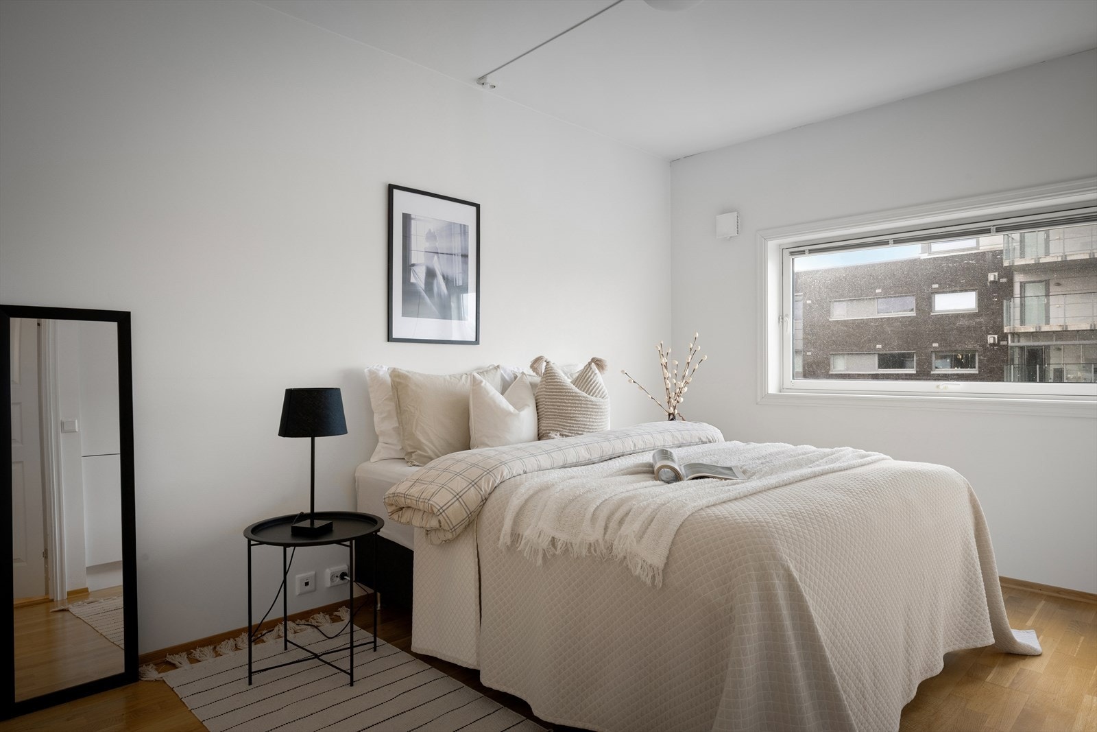 Hovedsoverommet er romslig og har plass til dobbeltseng samt stort garderobeskap for god oppbevaring. Galleribilde