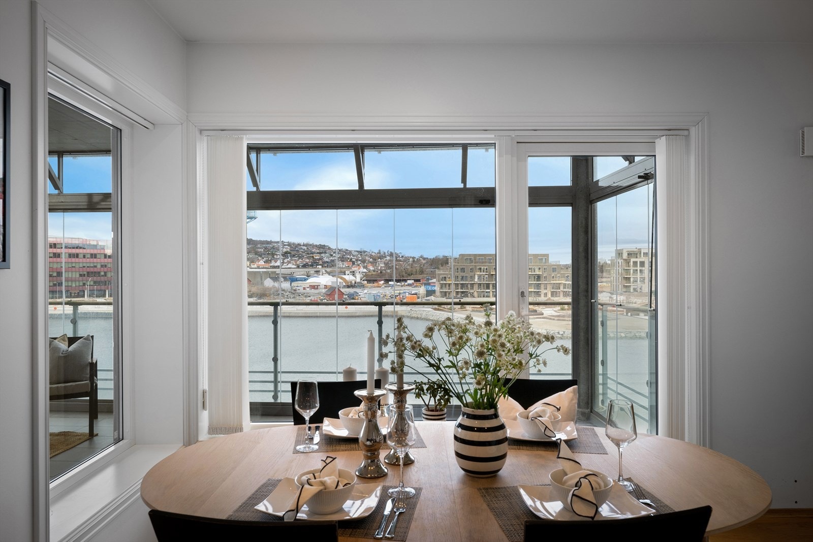 Fra kjøkkenet er det utgang til en romslig, innglasset balkong på ca. 20 kvm. Galleribilde