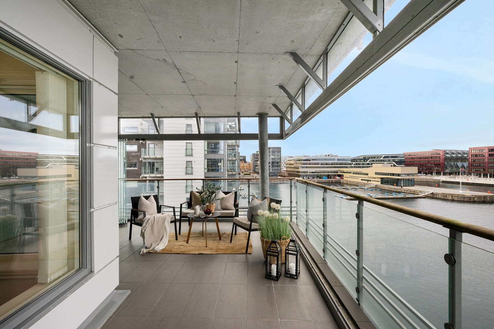 Her er det gode møbleringsmuligheter - perfekt for sosiale sammenkomster med familie og venner eller rolige morgener med en kopp kaffe. Galleribilde