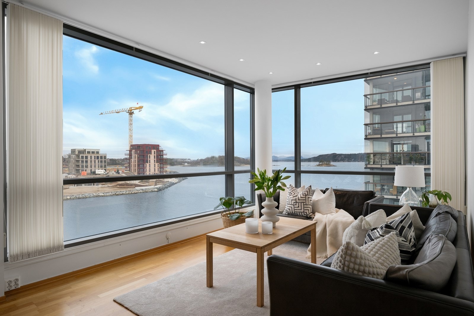 Her er det god plass til både sofa, spisebord og øvrig møblement. Galleribilde