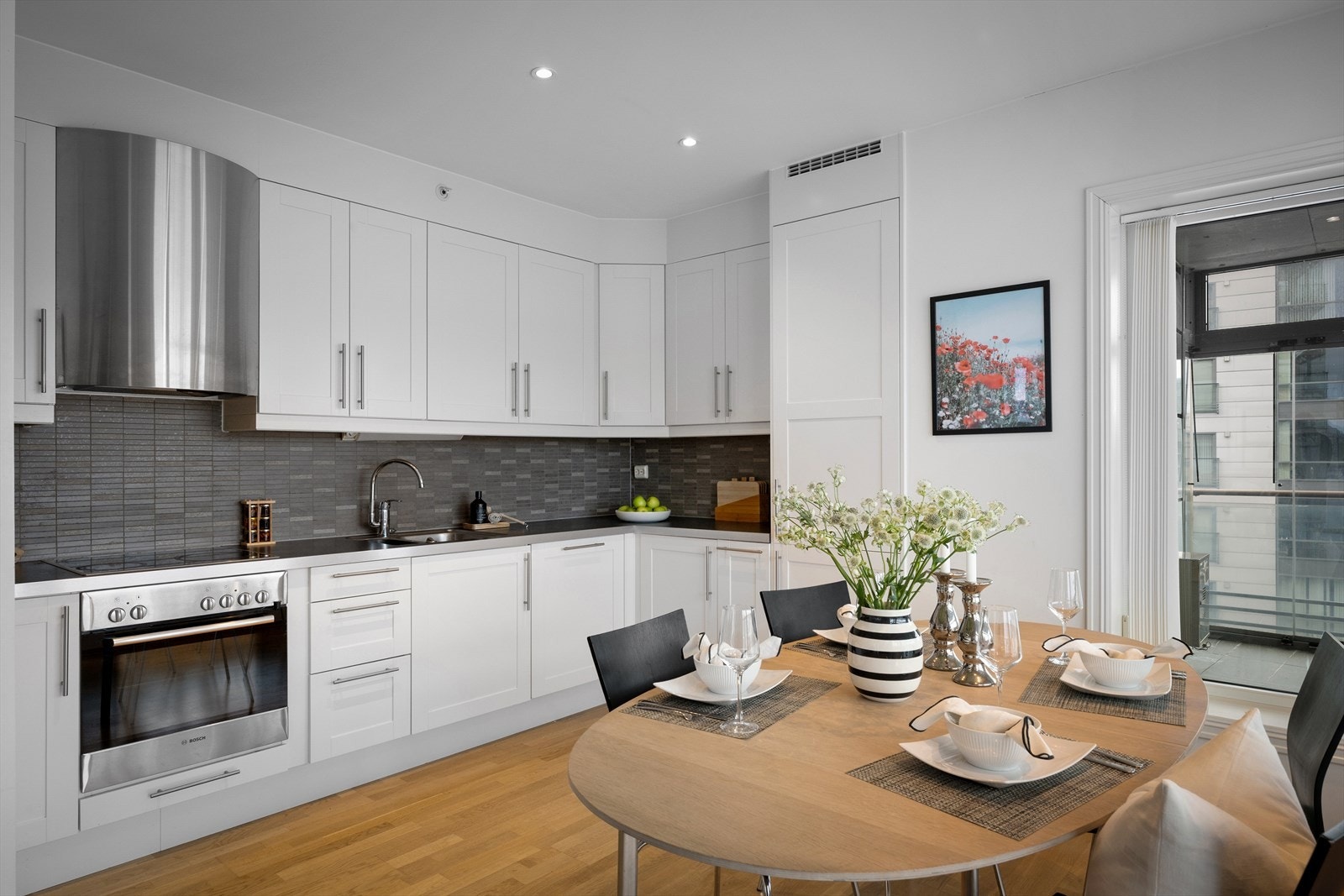 Innredningen er stilren med hvite, profilerte fronter, og det er rikelig med skap- og benkeplass samt plass til spisebord. Galleribilde