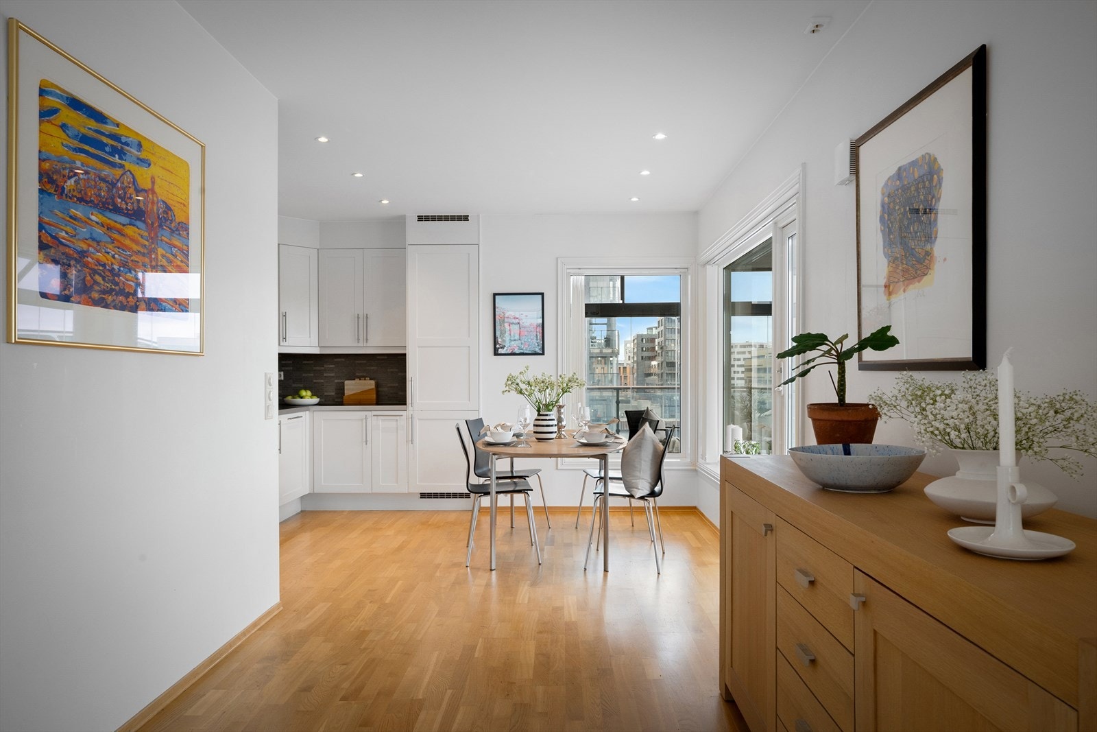 Kjøkkenet glir sømløst over i stuen og skaper en sosial og åpen sone. Galleribilde