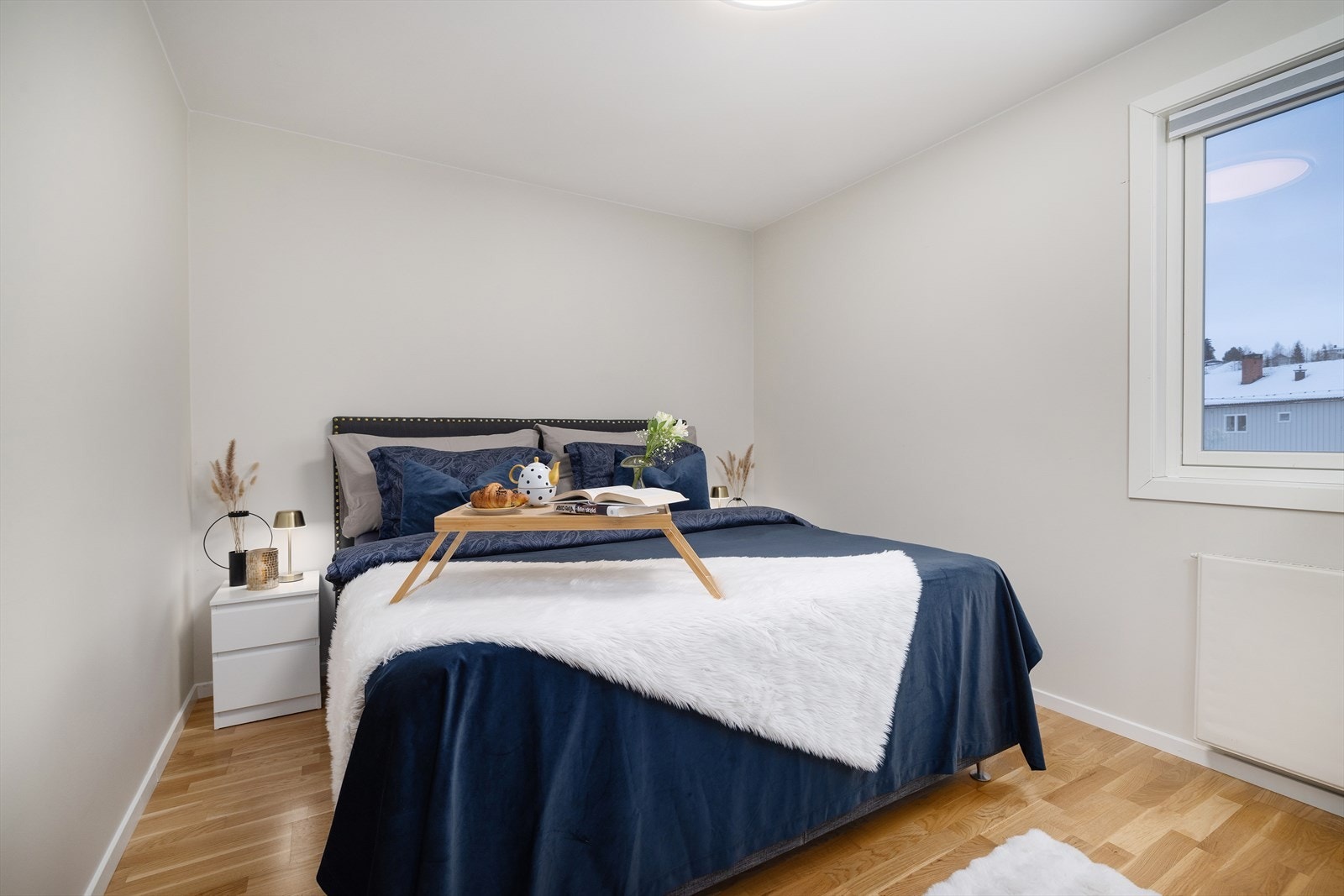 Hovedsoverommet har god plass til dobbeltseng og garderobeløsning. Galleribilde