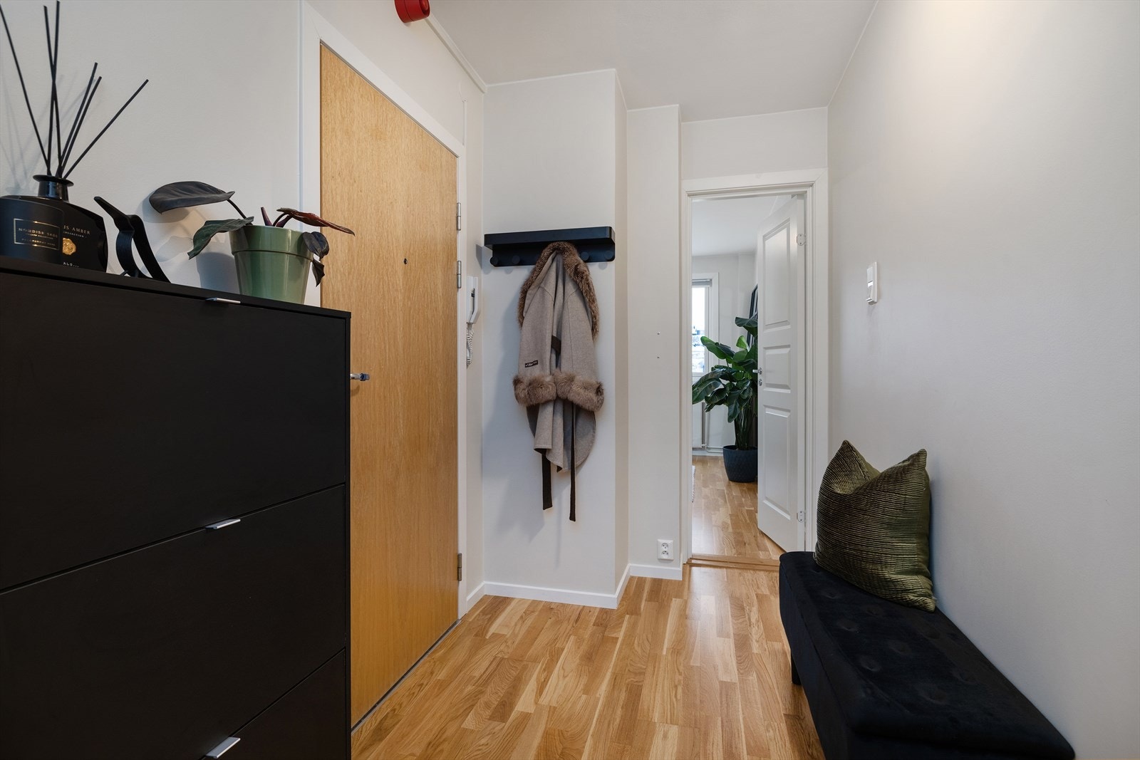 En lys entré ønsker velkommen og binder sammen alle rommene i leiligheten. Galleribilde